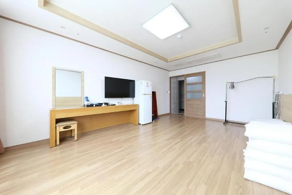 Jeju Sunbeach Hotel & Resort 3*,