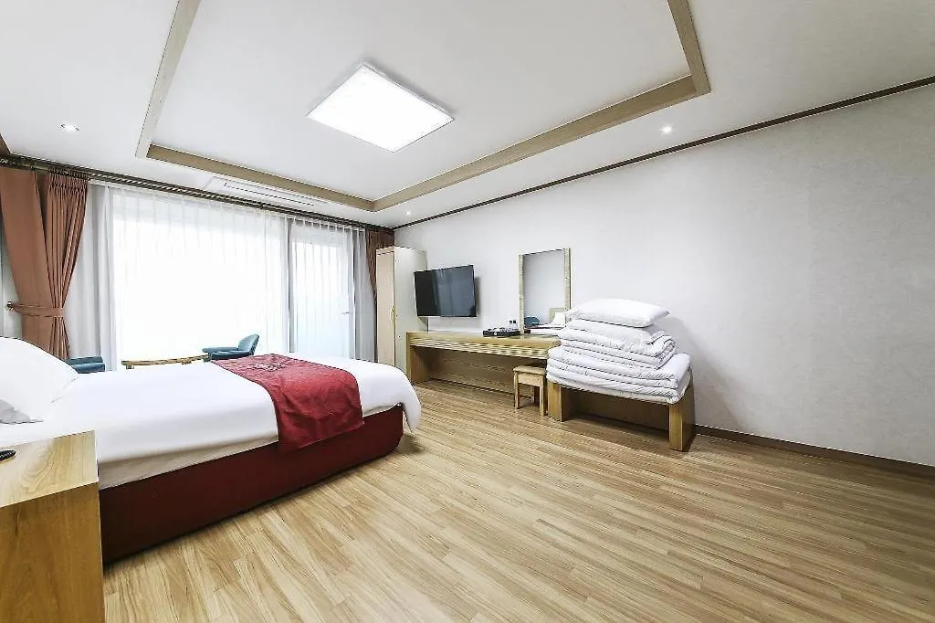 Jeju Sunbeach Hotel & Resort 3*,