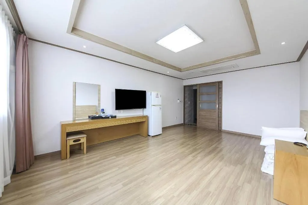 Jeju Sunbeach Hotel & Resort 3*,